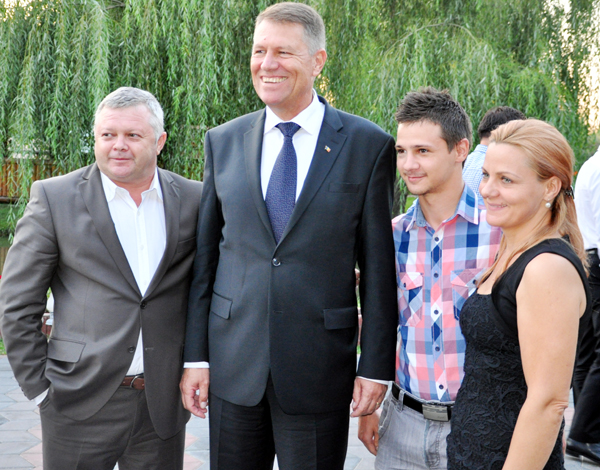 Klaus Iohannis – în mijlocul familiei Moisescu iohannis si familia moisescu